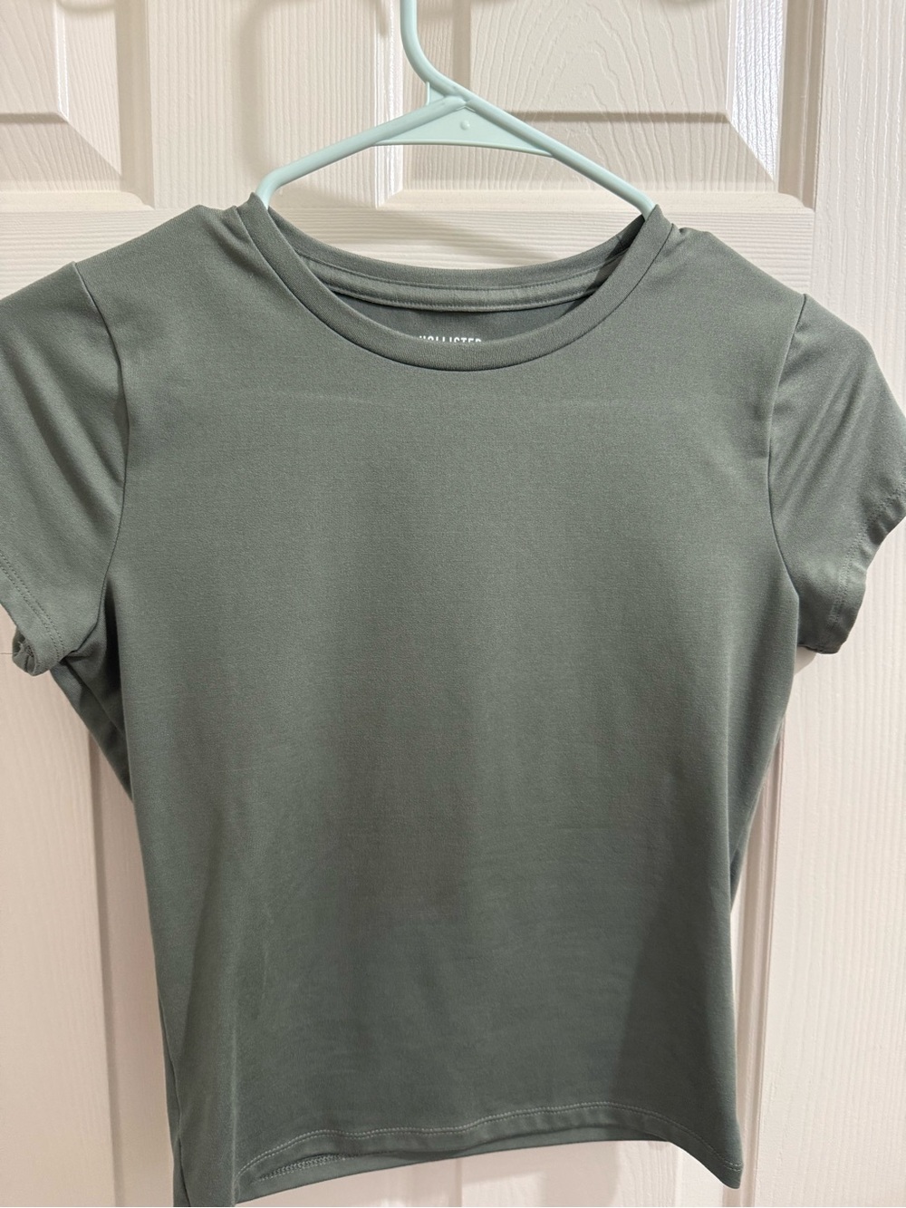 Hollister Women's Short Sleeve Tee in Olive Green